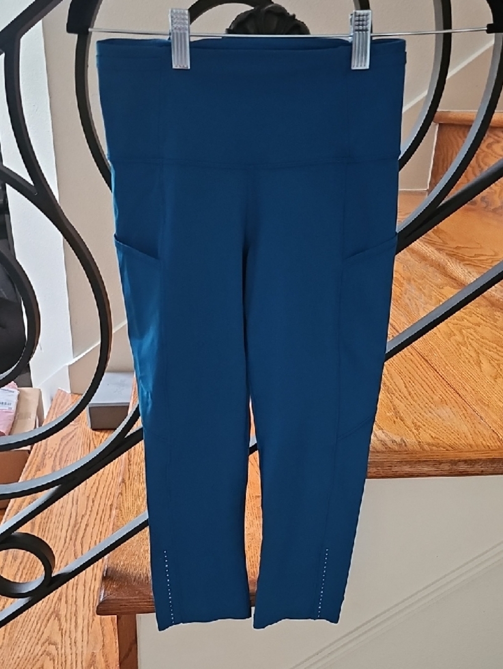 lululemon Teal Leggings with Side Pockets- cropped, missing rip tag 18in inseam‎